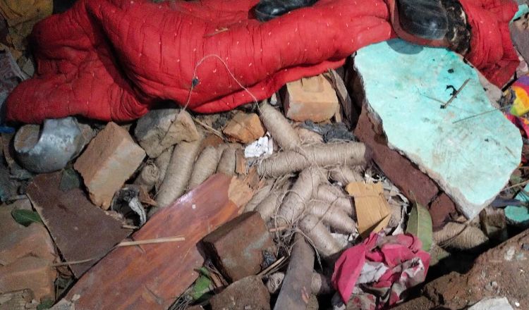 বাড়িতে বানানো হতো পটকা, বিস্ফোরণে দুই কিশোরী আহত